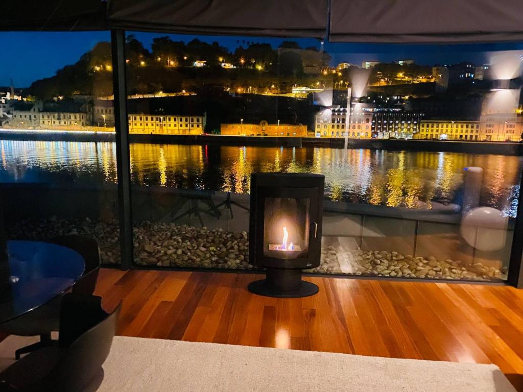 una candela seduta su un tavolo di fronte a una finestra di MY DOURO VIEW Luxury Apartment River Front a Vila Nova de Gaia