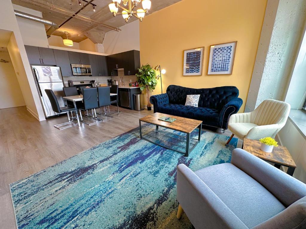 ein Wohnzimmer mit Sofas und einem Tisch sowie eine Küche in der Unterkunft McCormick Place 3br-2ba luxury Family Heaven with optional parking for 8 guests in Chicago