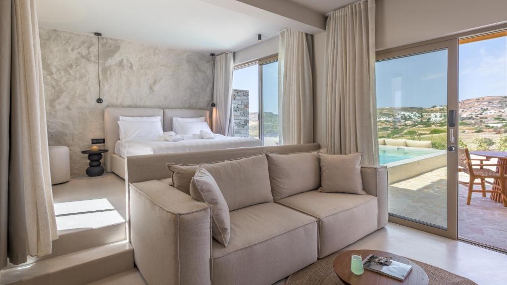 Postel nebo postele na pokoji v ubytování Solus Suites Milos