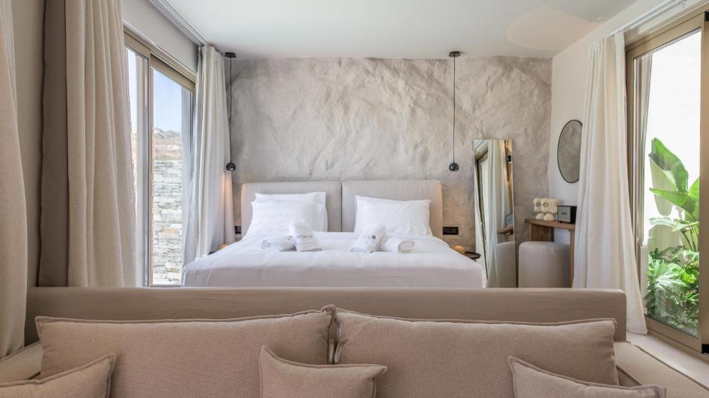 Postel nebo postele na pokoji v ubytování Solus Suites Milos