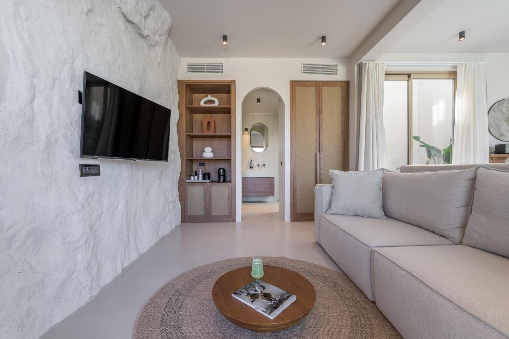 TV a/nebo společenská místnost v ubytování Solus Suites Milos