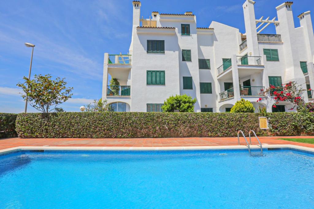 Bazén v ubytovaní LITORAL COSTA DORADA - TALLATS vista mar alebo v jeho blízkosti