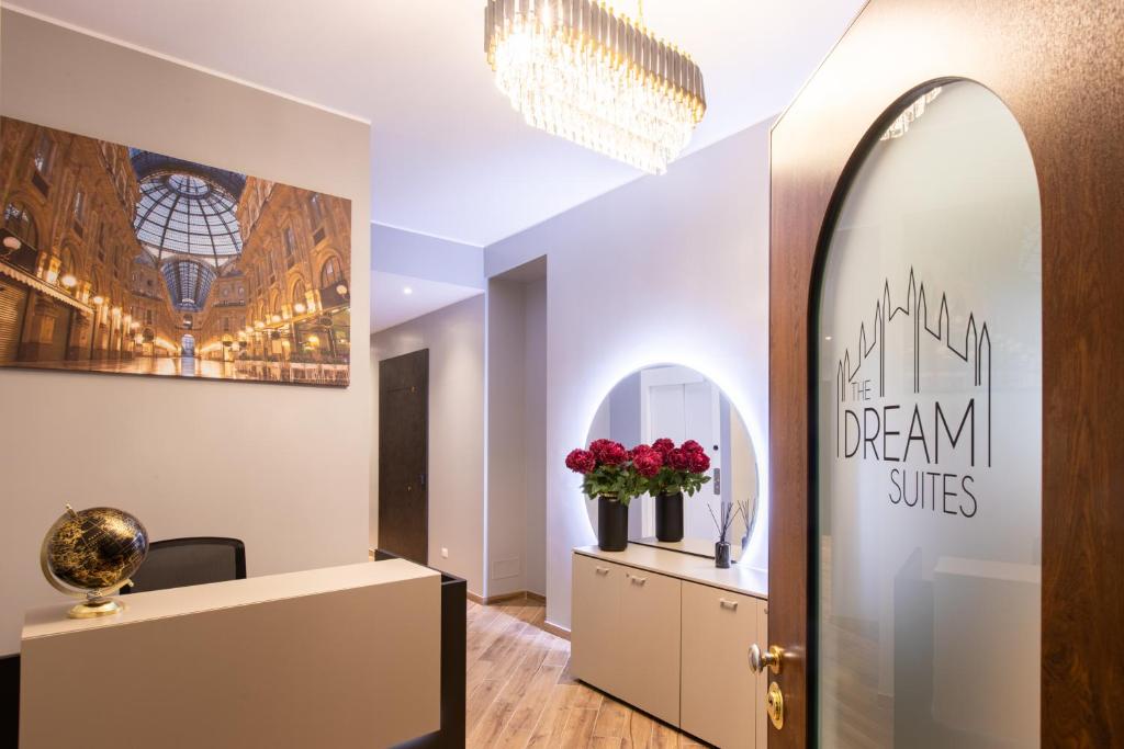 ミラノにあるthe dream suitesの壁にドリームスイッチのサインが飾られた更衣室