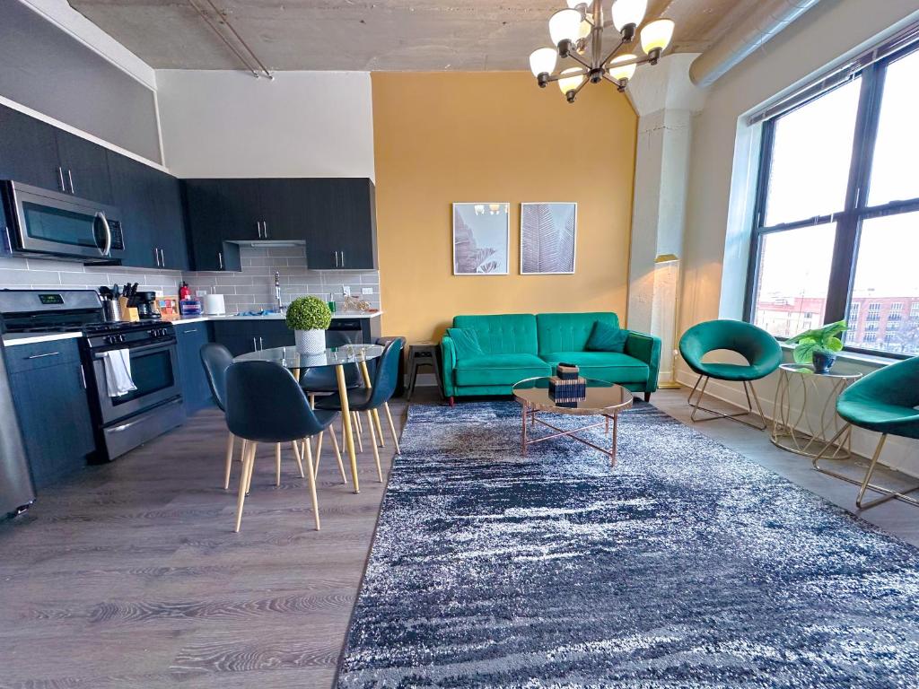 ein Wohnzimmer mit einem grünen Sofa und einem Tisch in der Unterkunft McCormick Place 2b-2b family unit with optional parking sleeps up to 6 in Chicago