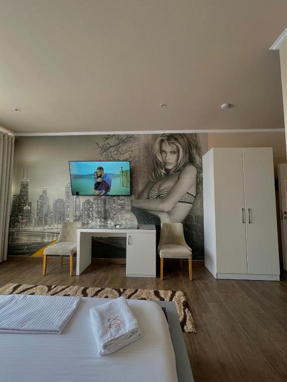 TV a/nebo společenská místnost v ubytování Imperium Hotel
