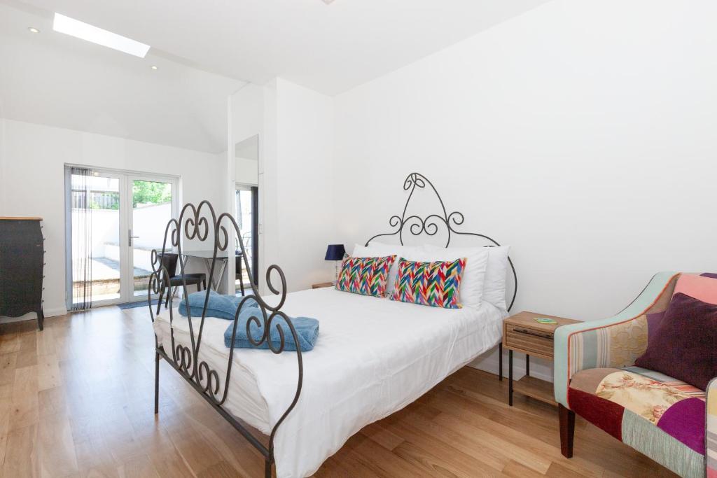En eller flere senge i et værelse på 23A Wharton Road