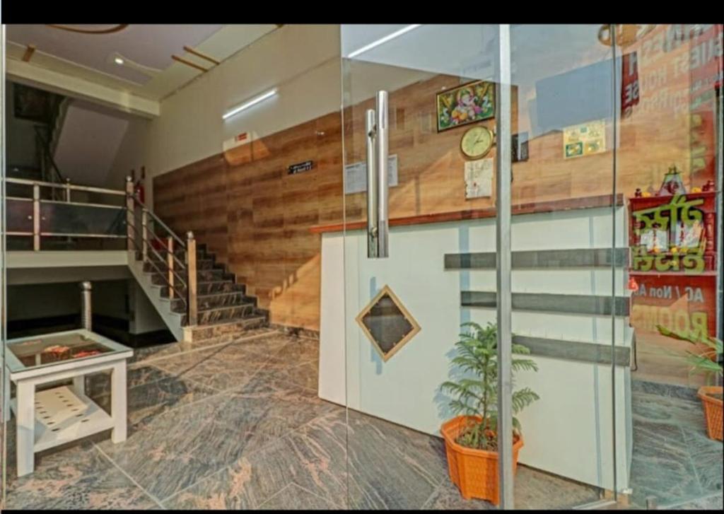 Habitación con escalera y escalera. en Hotel Ganesh Inn en Mathura