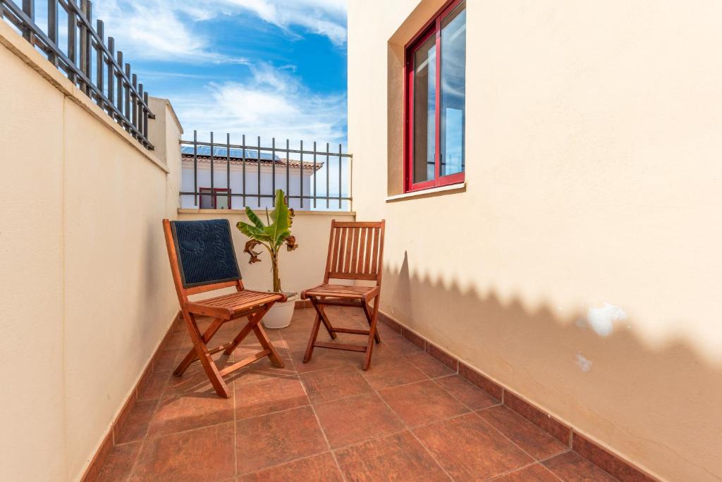 two chairs sitting on a balcony with a plant at Casa Genoves in Garachico