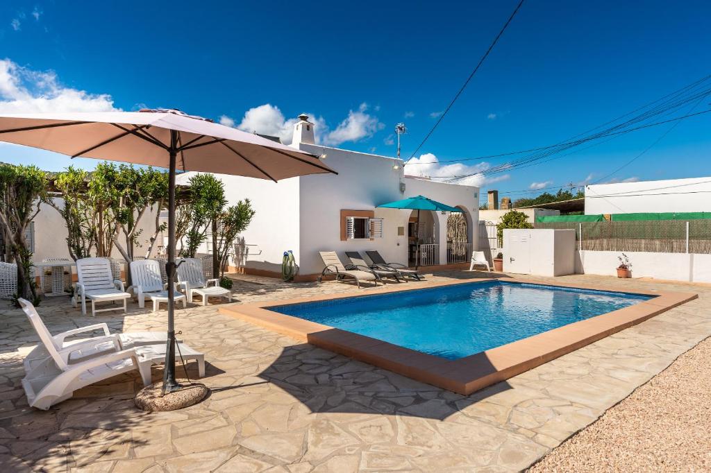 una villa con piscina e ombrellone di Can Pep Ramon I a Sant Jordi