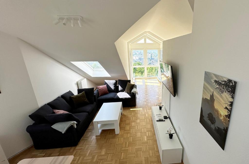 een woonkamer met een bank en een tafel bij Ferienwohnung Rhein-Panorama in Lahnstein