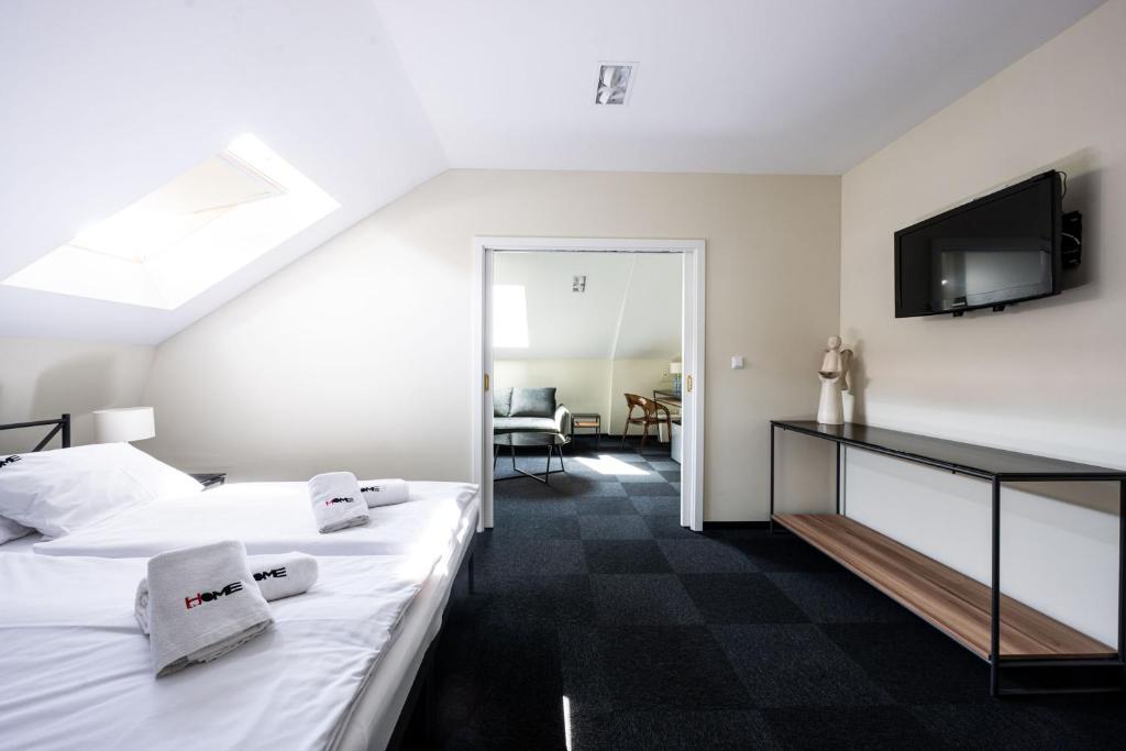 Televízia a/alebo spoločenská miestnosť v ubytovaní Home Aparthotel