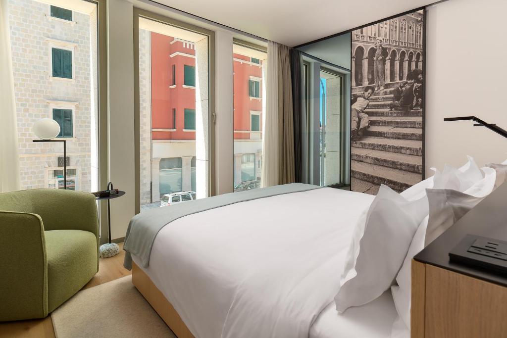 
Superior King Room with Street View
