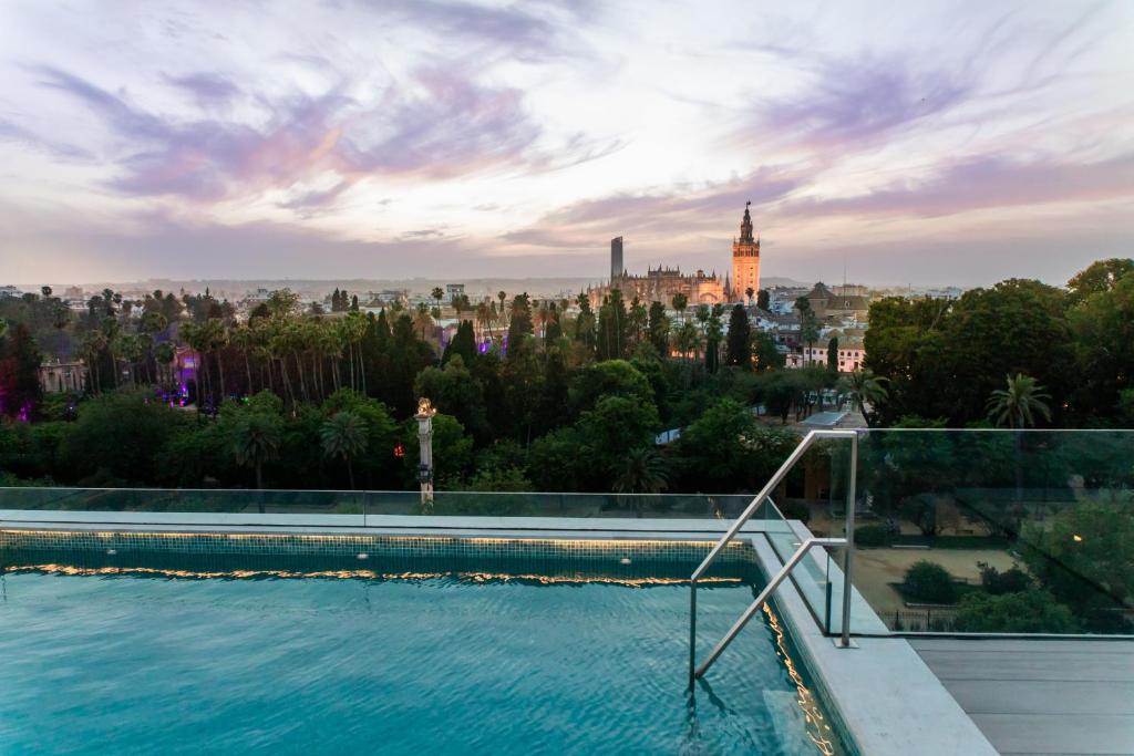 Bazén v ubytování Hotel Alcázar nebo v jeho okolí