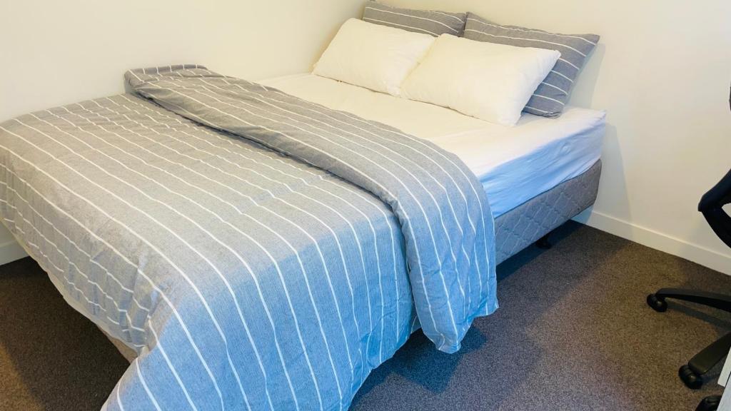 A bed or beds in a room at Unit 50 Accomodation, Petone