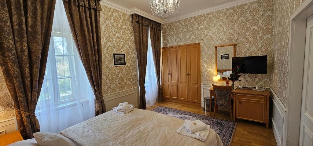 Postel nebo postele na pokoji v ubytování Zamecky Hotel Lednice