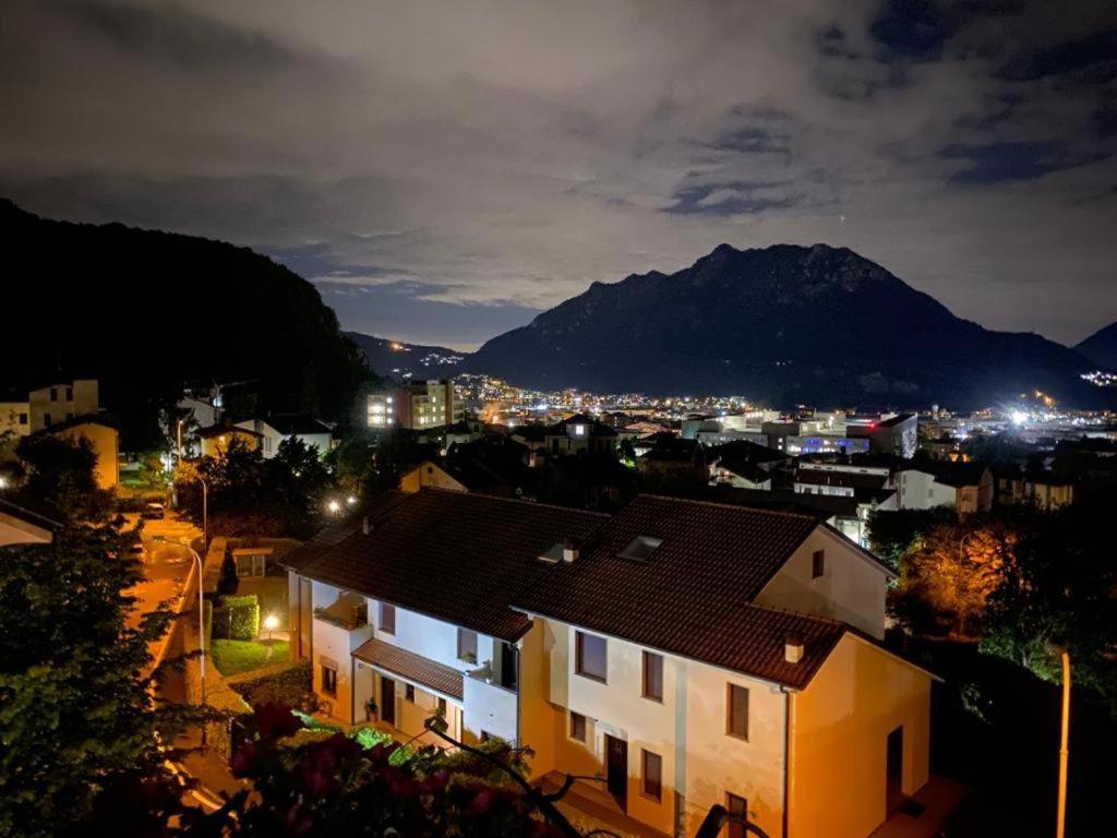 widok na miasto w nocy z górą w obiekcie VILLA MONTESOLE w mieście Lecco