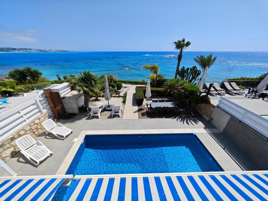 une piscine avec vue sur l'océan dans l'établissement Villa SunResidence, à Coral Bay