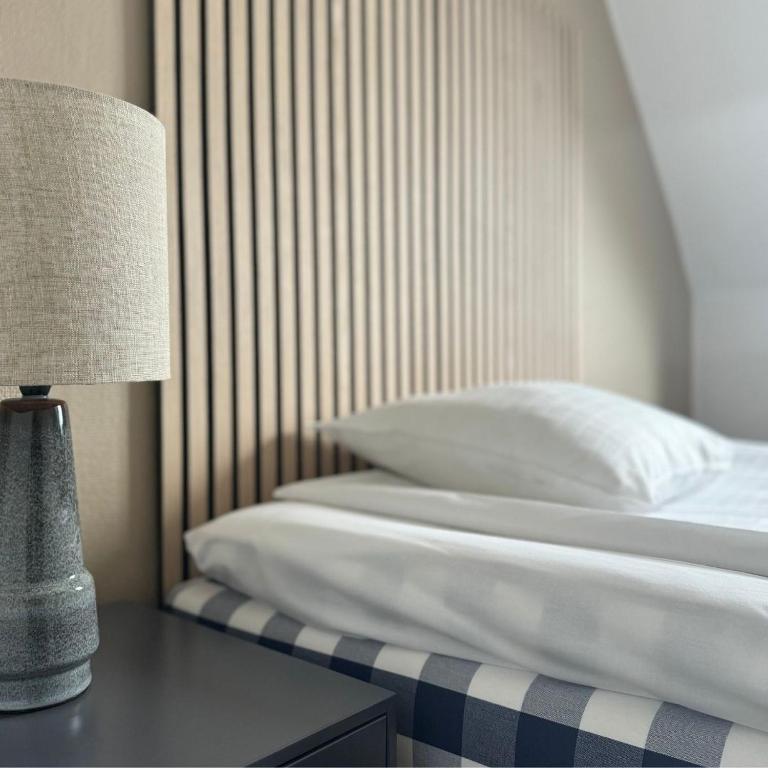 Postel nebo postele na pokoji v ubytování Hotell Gillet i Köping