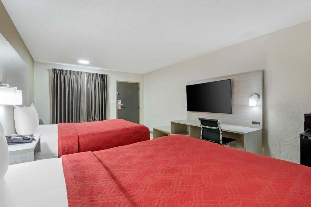 Postel nebo postele na pokoji v ubytování Econo Lodge Augusta, Downtown