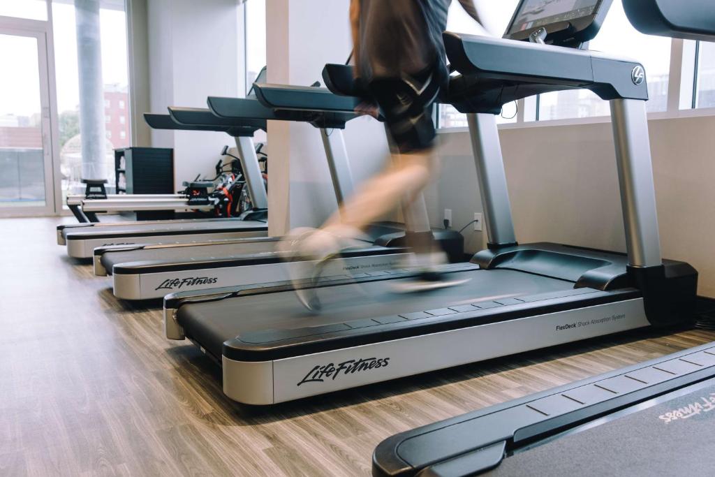 Fitness centrum a/nebo fitness zařízení v ubytování Hampton Inn Montreal Downtown, Qc
