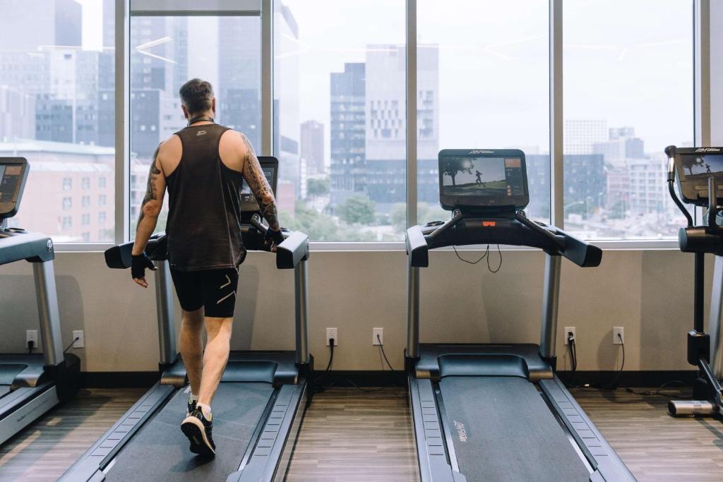 Fitness centrum a/nebo fitness zařízení v ubytování Hampton Inn Montreal Downtown, Qc