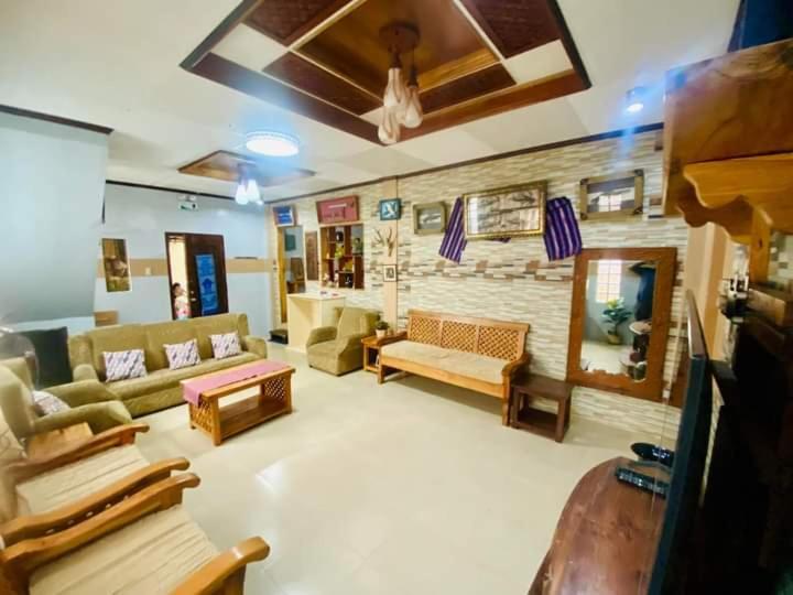 uma sala de estar com um sofá e uma mesa em Baguio mountain villa view RW em Baguio