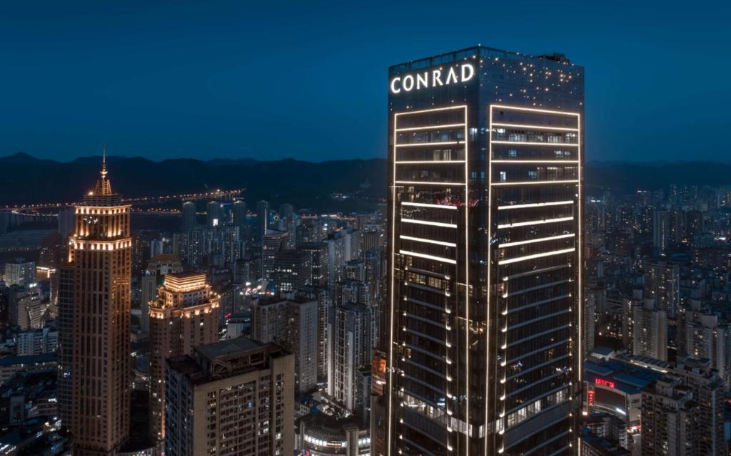 重慶的住宿－重庆康莱德酒店，一座高大的建筑,上面有字数控制