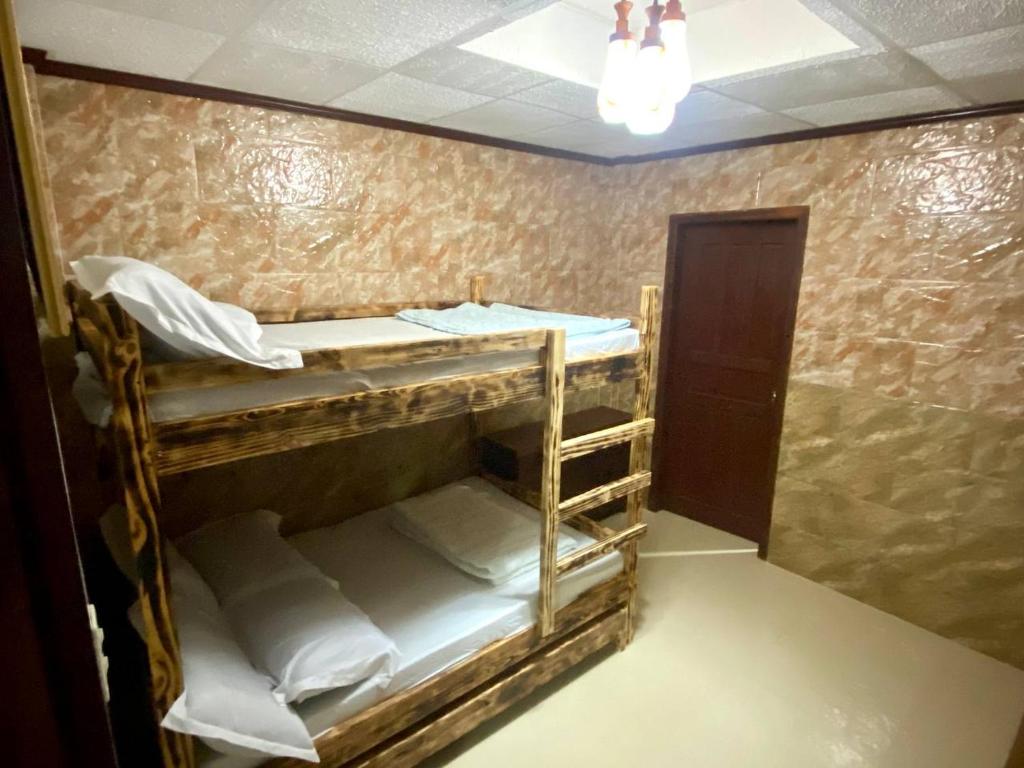 Postel nebo postele na pokoji v ubytování Baguio mountain villa view RW