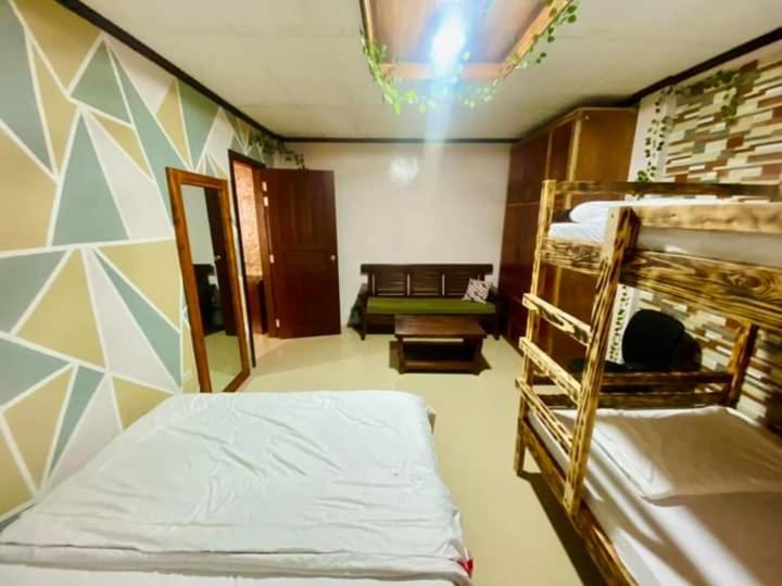 Postel nebo postele na pokoji v ubytování Baguio mountain villa view RW