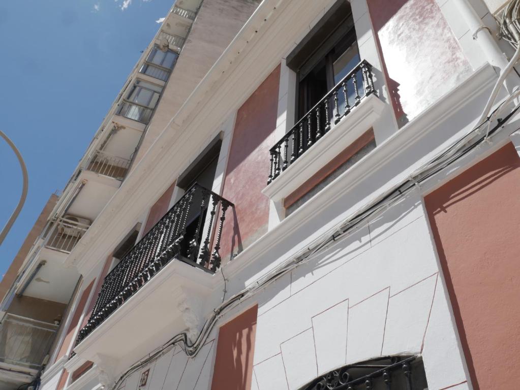 een gebouw met twee balkons aan de zijkant bij Casa Voramar in Cullera