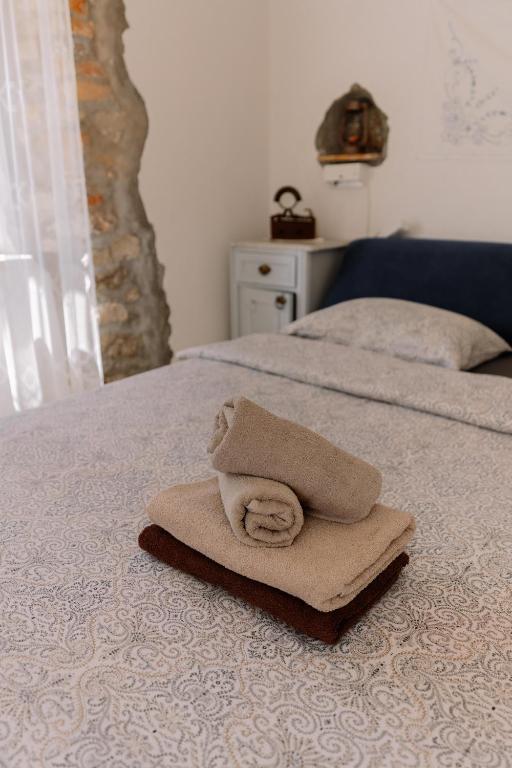 Łóżko lub łóżka w pokoju w obiekcie Cozy getaway house Luana