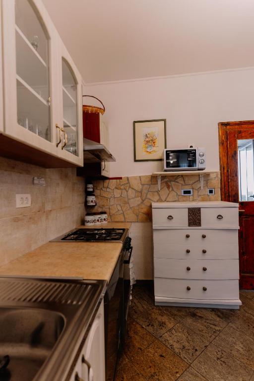 Kuchnia lub aneks kuchenny w obiekcie Cozy getaway house Luana