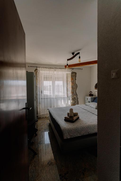 Łóżko lub łóżka w pokoju w obiekcie Cozy getaway house Luana