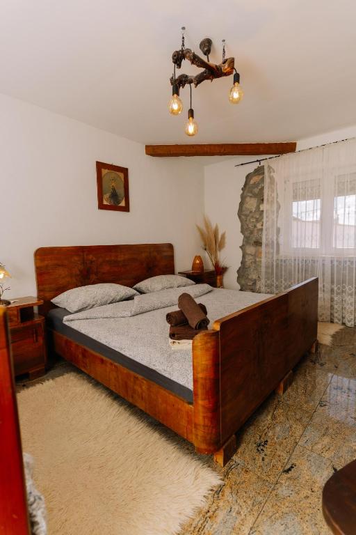 sypialnia z dużym drewnianym łóżkiem w pokoju w obiekcie Cozy getaway house Luana w mieście Buzet