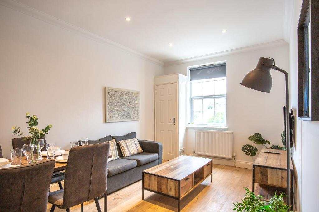 ein Wohnzimmer mit einem Sofa und einem Tisch in der Unterkunft Central 2 Bed Flat, - Perfect for getaways - Ideal for Families & Professionals in Brighton & Hove