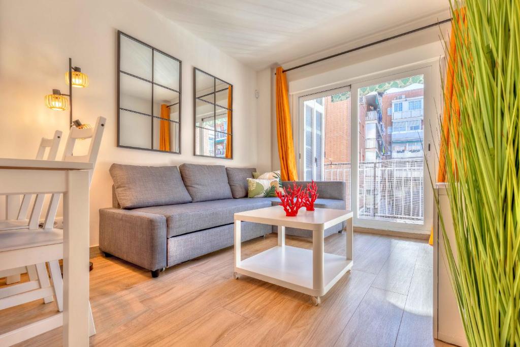 a living room with a couch and a table at Apartamento Metropolitano II en Madrid in Madrid
