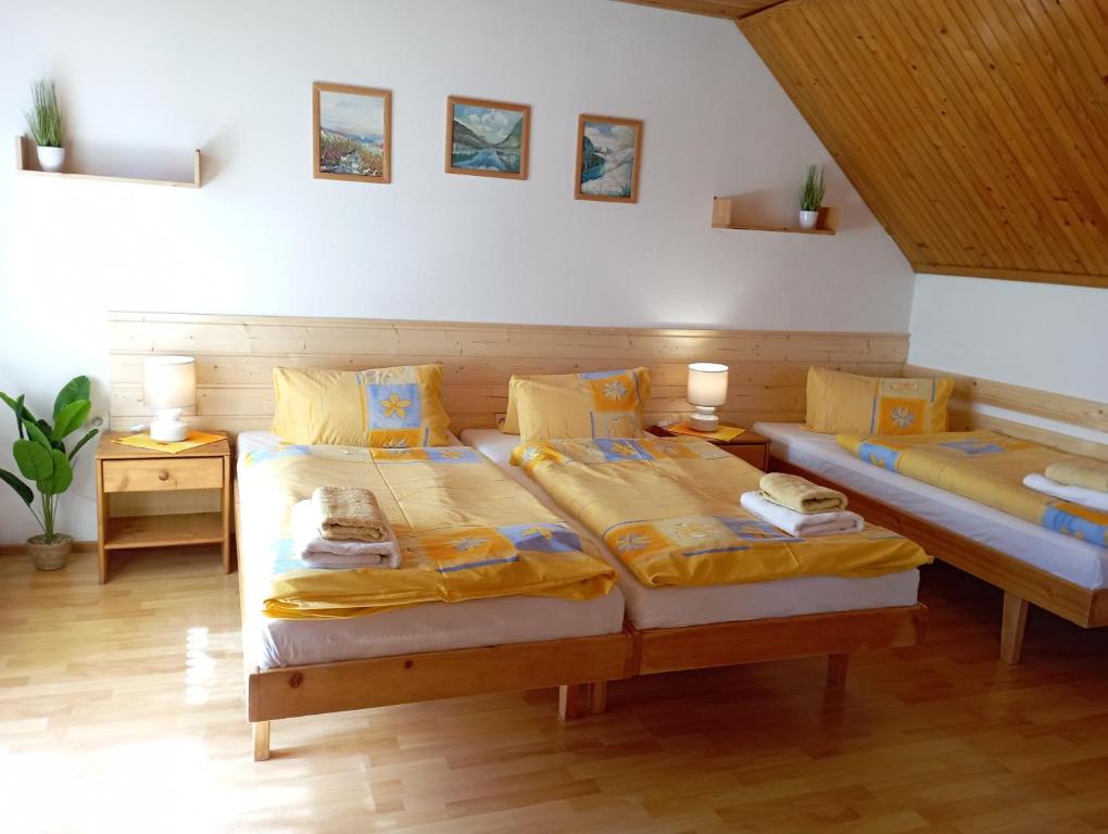 Postel nebo postele na pokoji v ubytování Apartments Ľubka