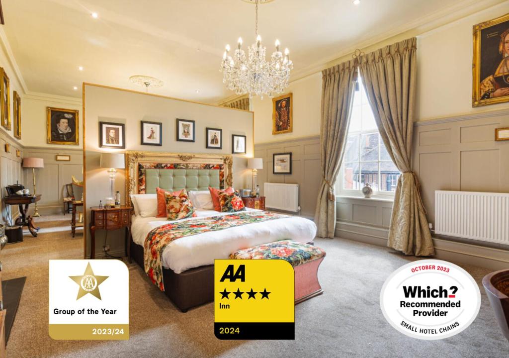 Schlafzimmer mit einem Bett und einem Kronleuchter in der Unterkunft The Kings Arms and Royal Hotel, Godalming, Surrey in Godalming