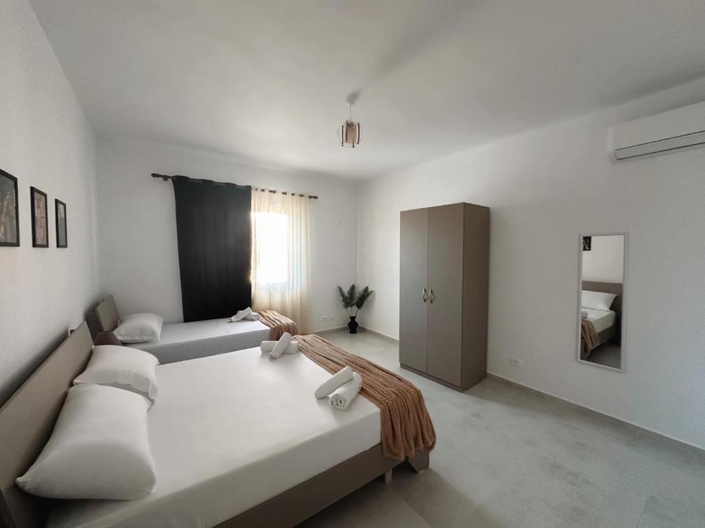 Js House Shkoder 3房間的床