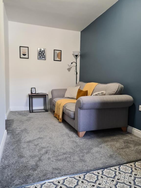 uma sala de estar com um sofá e uma cama em Cosy 1 Bedroom Apartment em Mytholmroyd