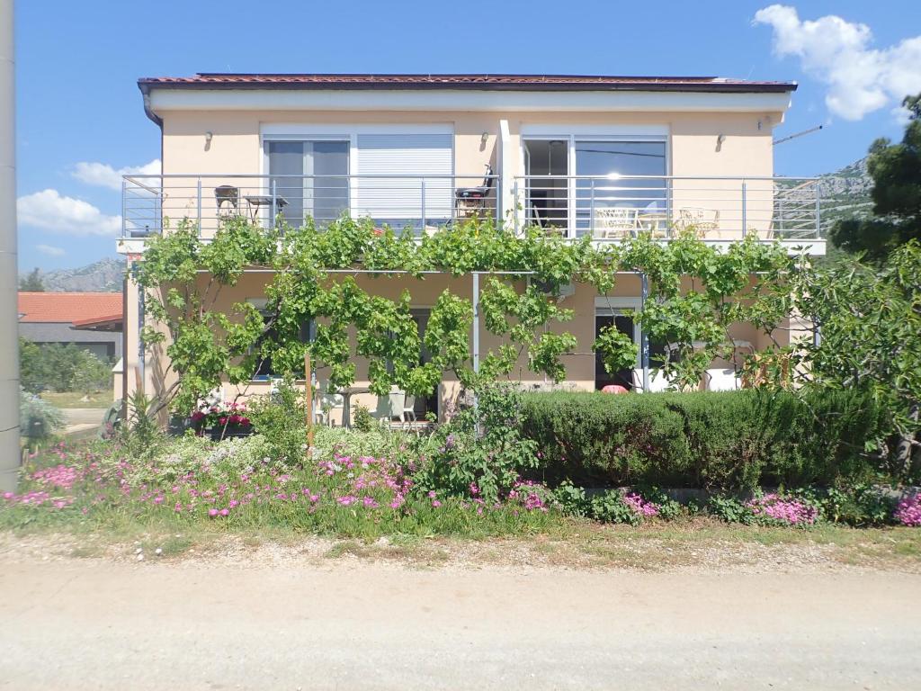 Vonkajšia záhrada v ubytovaní Apartman Morjani