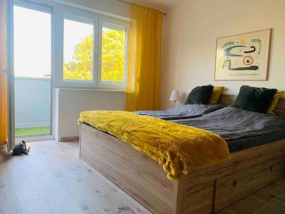 - une chambre avec un grand lit et une couverture jaune dans l'établissement 45m2 Buda hillside with panorama & free parking!, à Budapest