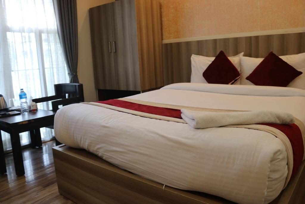 Postel nebo postele na pokoji v ubytování Hotel Royal Emperor
