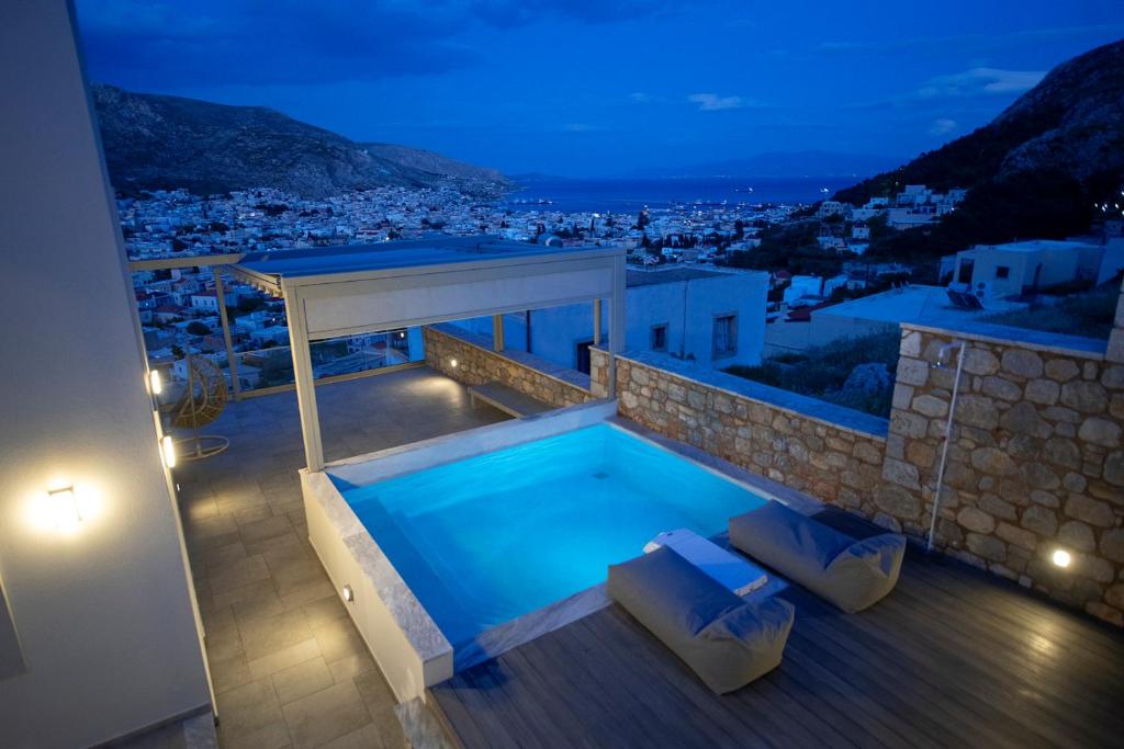 カリムノスにあるMyloi Luxury Villa Kalymnosの夜間のスイミングプール付きのヴィラ