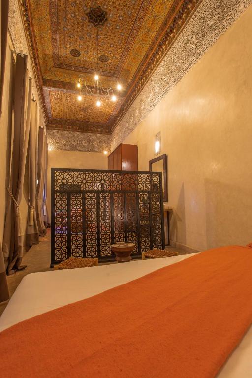 Postel nebo postele na pokoji v ubytování Le Medina Privilège Riad & Spa