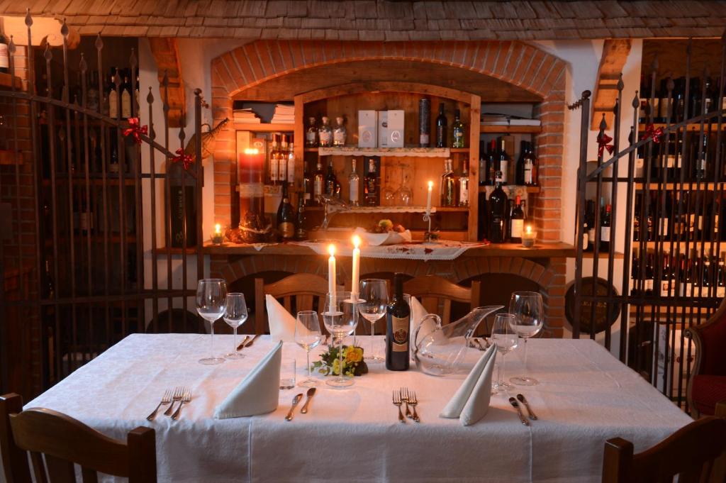 Ein Restaurant oder anderes Speiselokal in der Unterkunft Hotel Paganella, Tradition In Hospitality 