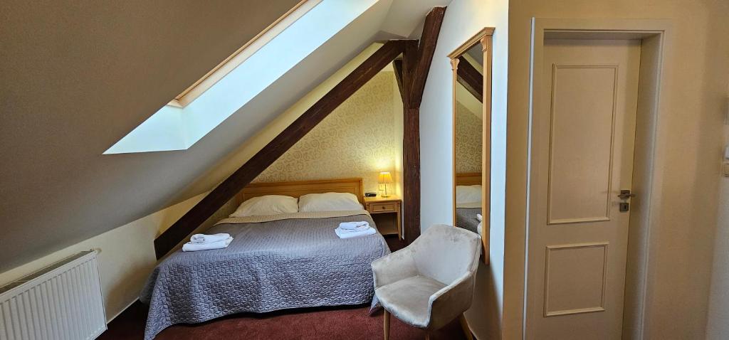 Postel nebo postele na pokoji v ubytování Zamecky Hotel Lednice