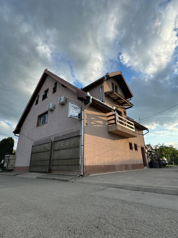 un edificio con un garaje con un cartel. en Sport Hostel Cluj, en Cluj-Napoca