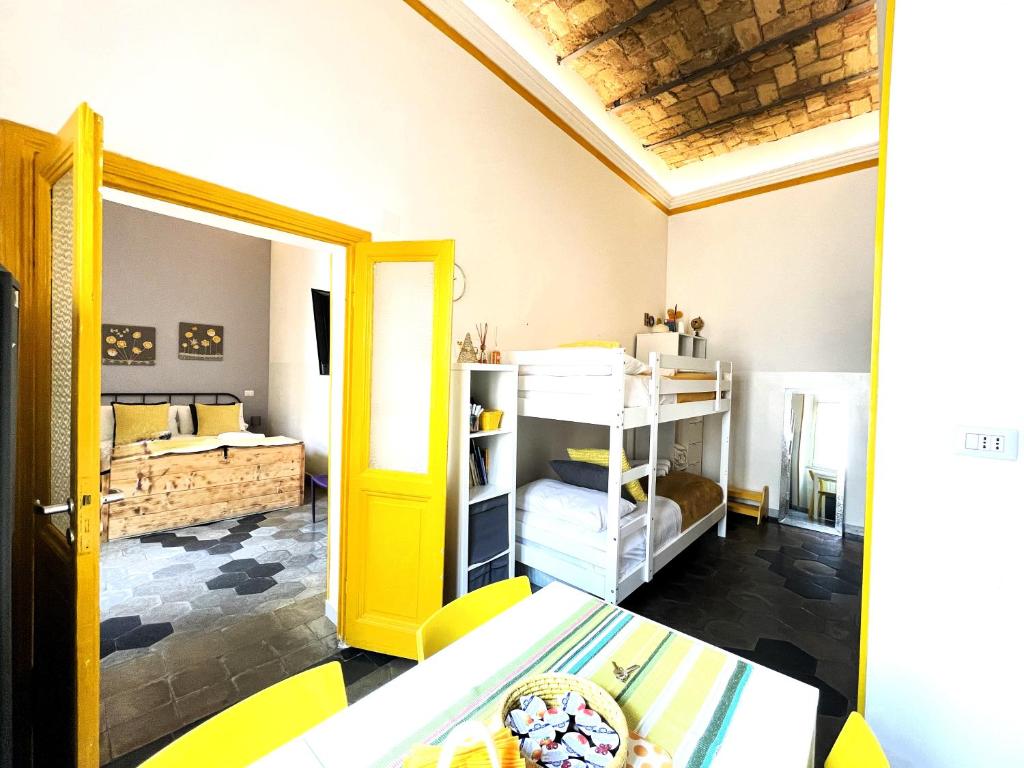 um quarto com uma mesa e uma porta amarela em A casa di Ale e Lalla em Roma