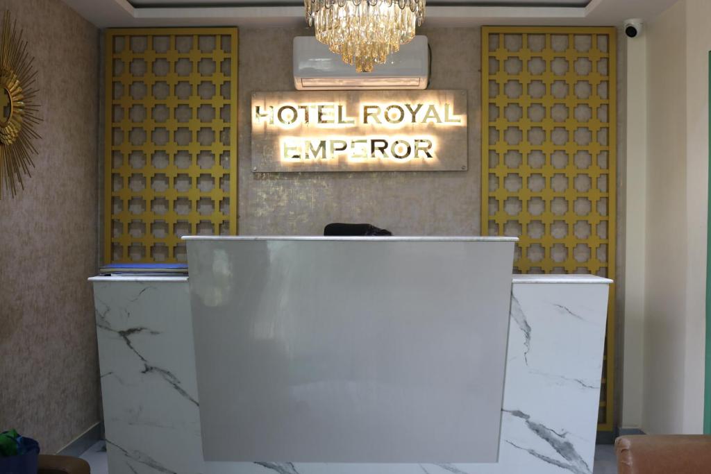 加德滿都的住宿－Hotel Royal Emperor，酒店大堂的前台,有标志